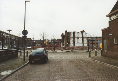 605910 Gezicht op het terrein van de gesloopte huizen aan de Alberdingk Thijmstraat en de Bosboom Toussaintstraat te ...